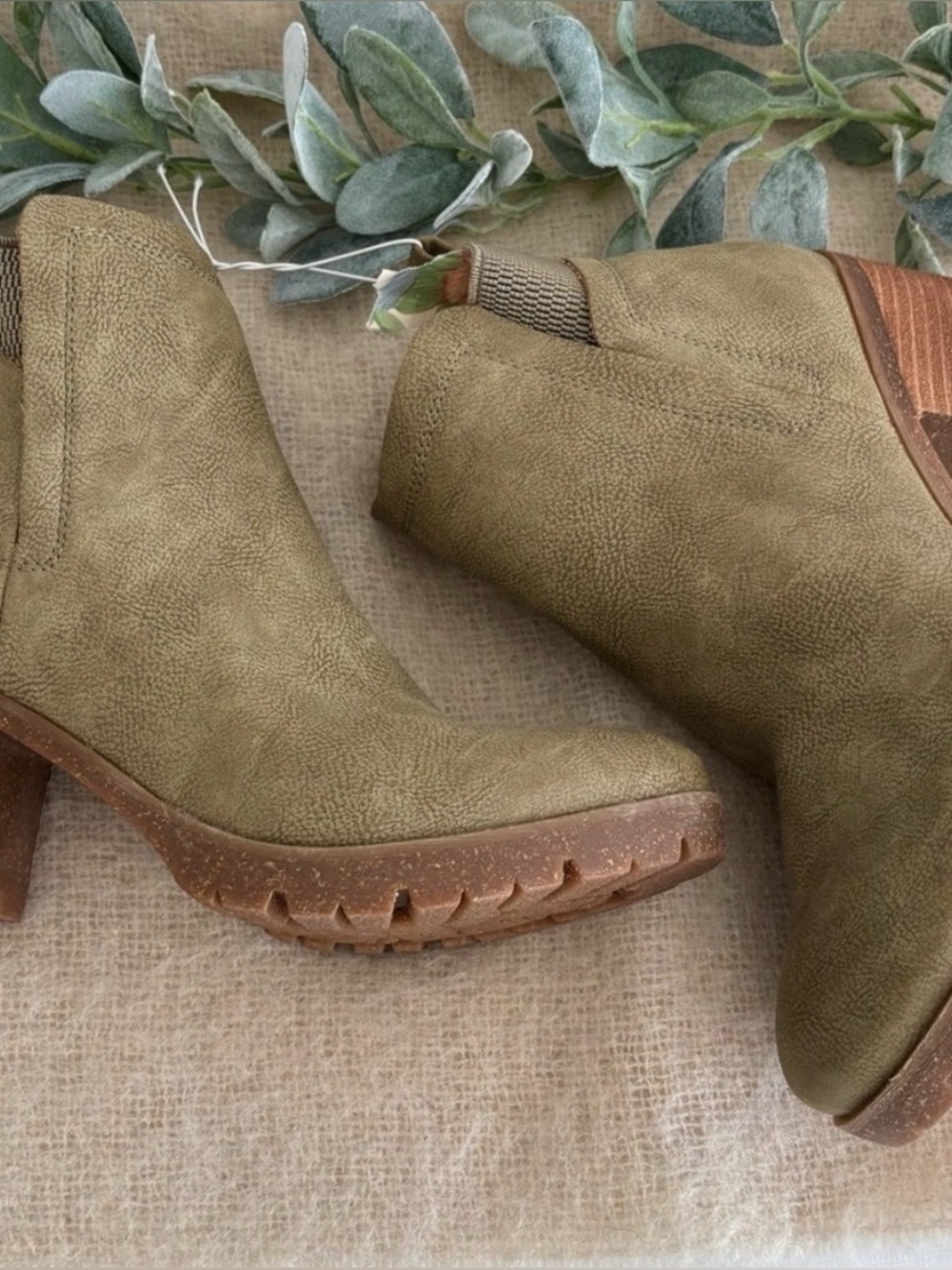 Korks Elsie lug sole bootie in Green Nubuck women size 10 M